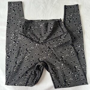 Women’s Vitality Activewear Black and White Patterned leggings size XS